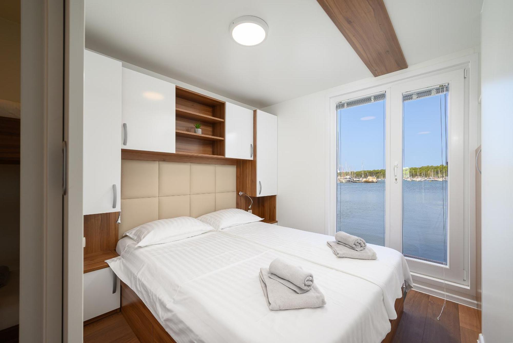 Botel House Boat - Floating House Sofia